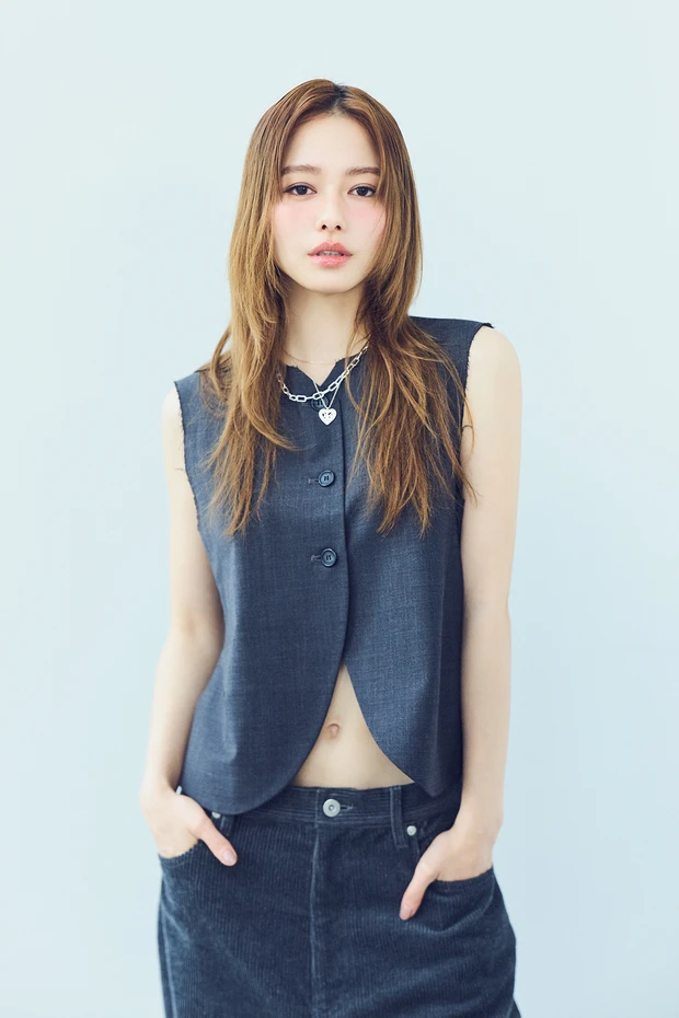 山本舞香さんがアンダーチークで、色気を纏った大人の儚げメイクを実演