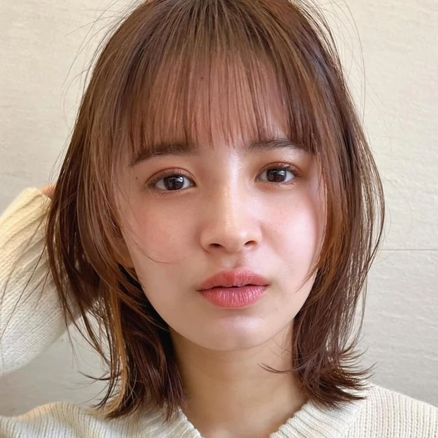髪がほんの少しかかるかかからないかで、顔の大きさまで違って見えるもの。顔のフレームとなる髪型によって、印象はガラリと変わります。つまり、フェイスラインの丸みや頬骨の出っぱりといった顔型の悩みは、ヘアカットでサクッと解消するのが近道。今回は、春のイメチェンにおすすめな小顔＆細見えを叶える今っぽミディアムヘアをご紹介します。