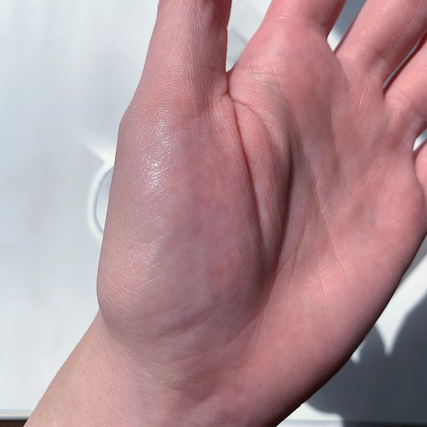 イプサの人気商品なのにも納得！水みたいにさっぱりなのに、絶妙に肌に吸い付く気持ちよいテクスチャー。_3_3