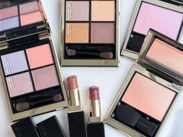 【夏新色コスメ2026】SUQQUの限定アイシャドウやチークなど、暮れゆく空模様を映したサマーコレクションを全色スウォッチ！