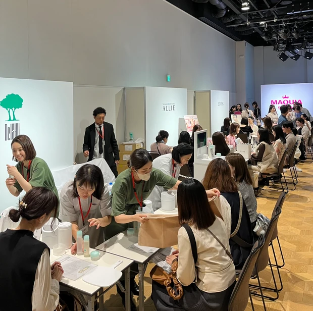 10月の MAQUIAサロンは全身保湿強化がテーマ！スペシャルゲスト石井美保さんの衣装に会場どよめき！_2