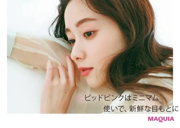 【大人のピンクメイク】まぶた中央のみにのせるのがコツ_