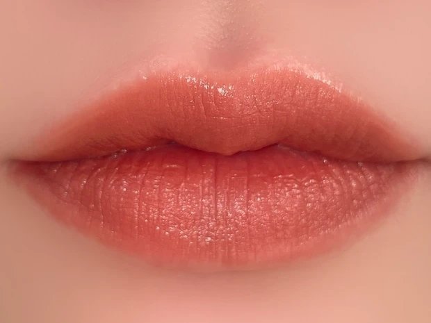 アンドビー シアーリップ ナッツベージュ