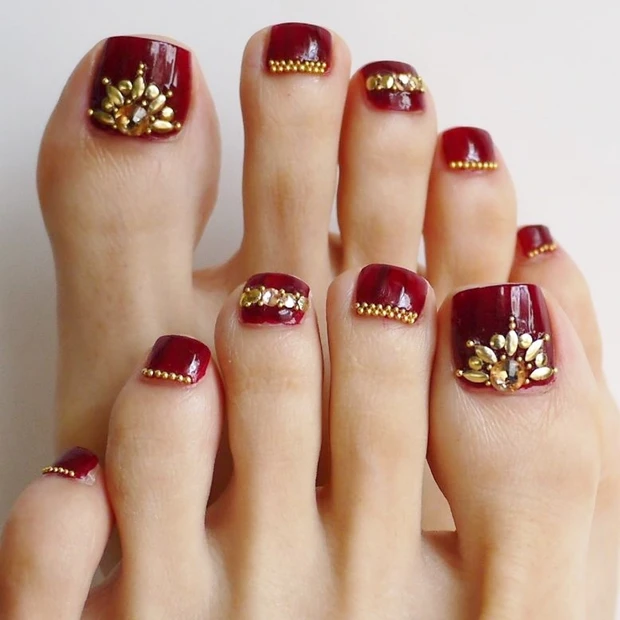 クリスマスネイルはバーガンディ×ゴールドで大人見せ！【ギ☆のセルフネイル…