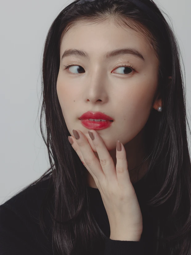 ユニクロ　UNIQLO　黒セーター　メリノクルーネックセーター　赤リップメイク　やり方