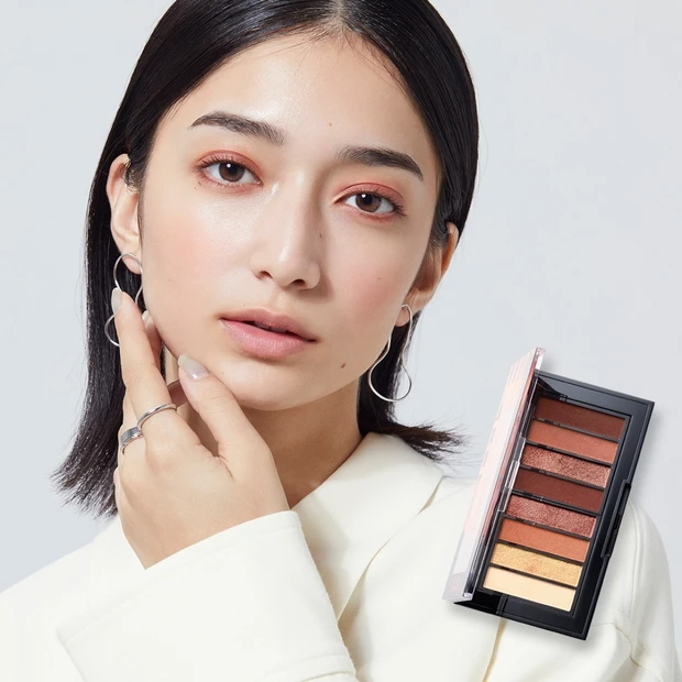 8色入りで¥1600! プチプラ神パレットでつくる、赤みブラウンの囲みア…