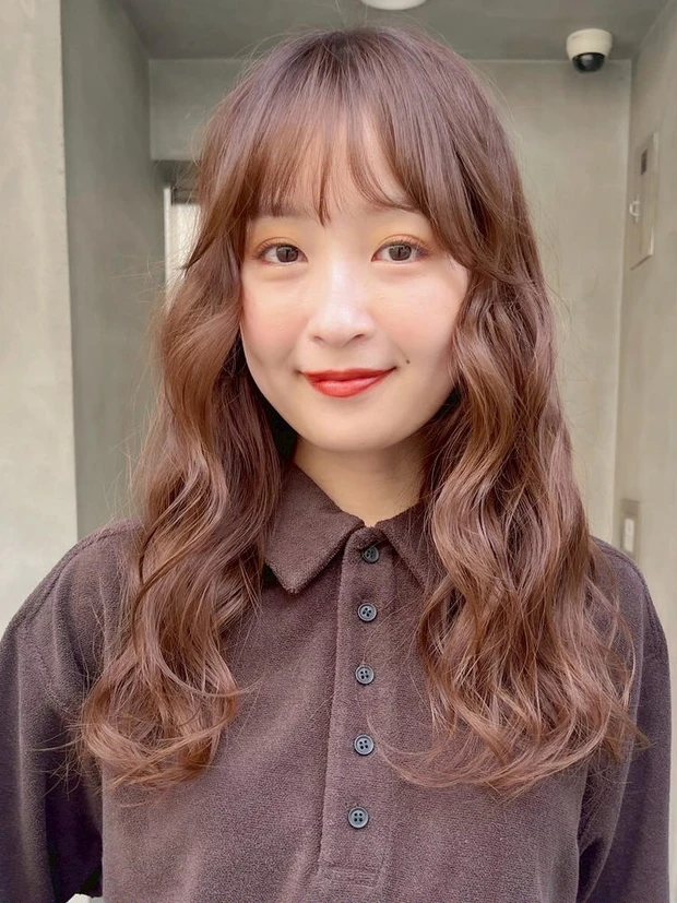 冬 ヘアカラー 明るめ ピンクブラウン ロングパーマ