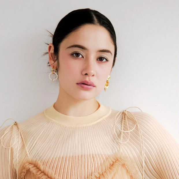 【4位】洒落感は“眉”で盛る。一周回って今また新鮮な「細アーチ眉」のバランス学