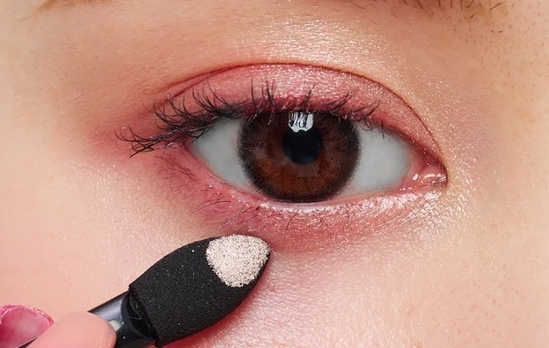 山本望叶 ピンクアイシャドウ