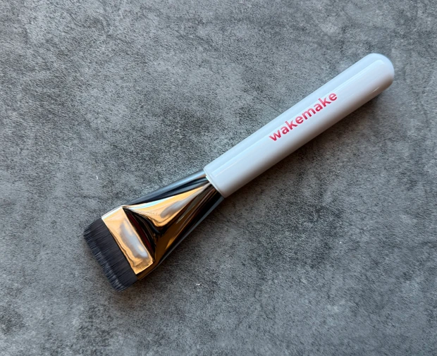 【WAKEMAKE（ウェイクメイク） スパチュラワイドファンデーションブラシ】。 