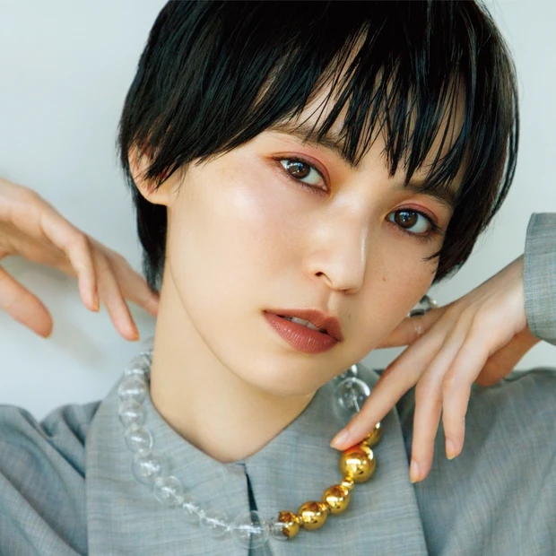 岡田知子さん流“洗練”メイク。ピンクシャドウはダークカラー合わせで大人の…