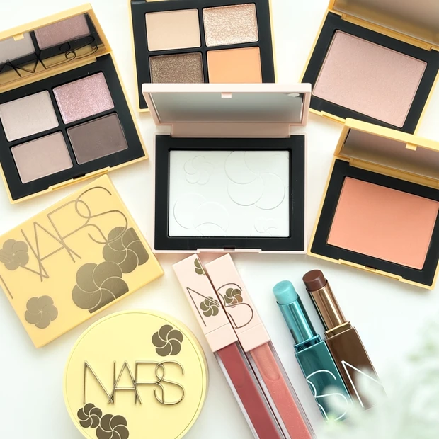 【夏新色コスメ2026】NARSの夏限定品全6種をスウォッチ！ 大人気パウダーがフローラルの華やかデ…