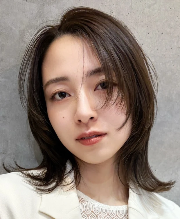 髪型　ミディアム　ウルフ風ミディアム　前髪なし　正面