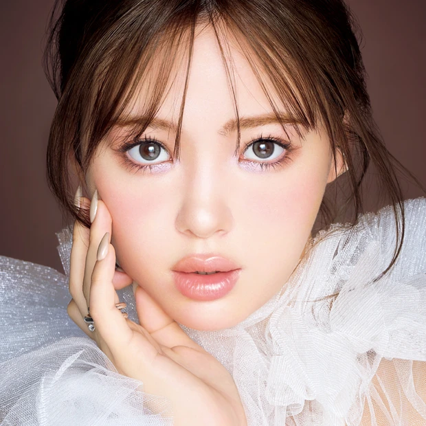 マキア表紙初登場! 藤田ニコルさんの表紙メイクをチェック。ブラウン+αで、今どき"バブみ”フェイスに