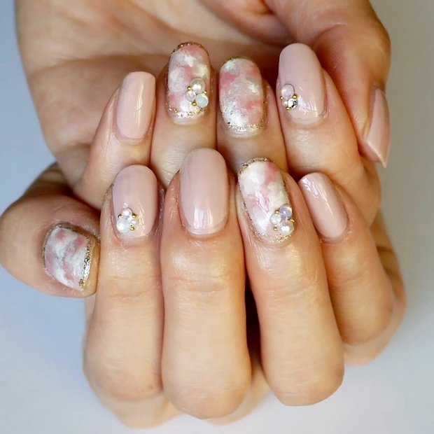 ダスティピンクでエレガントに仕上げる♡簡単天然石風ネイル！