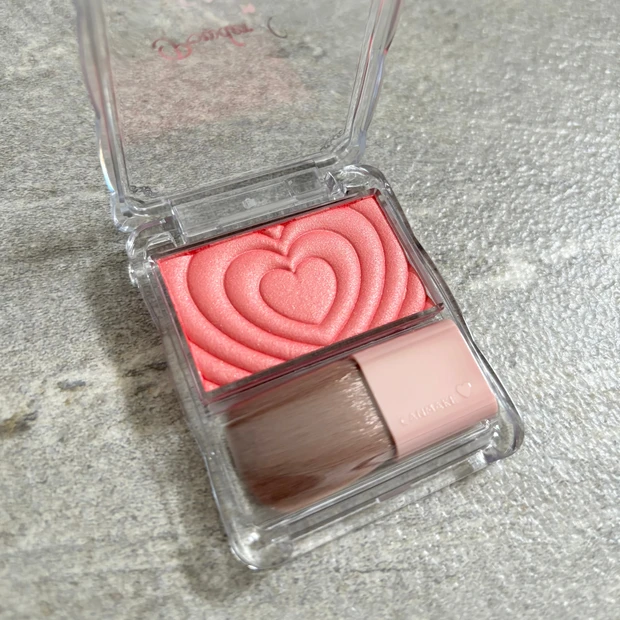 【キャンメイク】大人気ハートチークに新色!パウダーチークス P06 ジューシーコーラルをスウォッチ付でご紹介♪