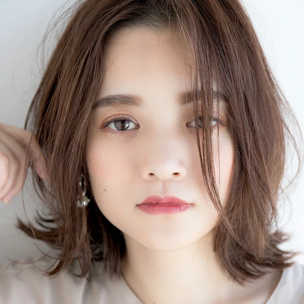 ぽっちゃり顔を引き締める、くびれ×センターパートの外ハネロブ