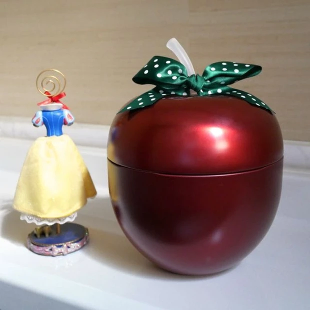 じゃん!このピカピカりんごはコフレです。秋冬の飾りに置くだけでもイイ感じ☆中を見て〜実用的なボディケア。THE BODY SHOPトレジャーボックス 11/3 新発売