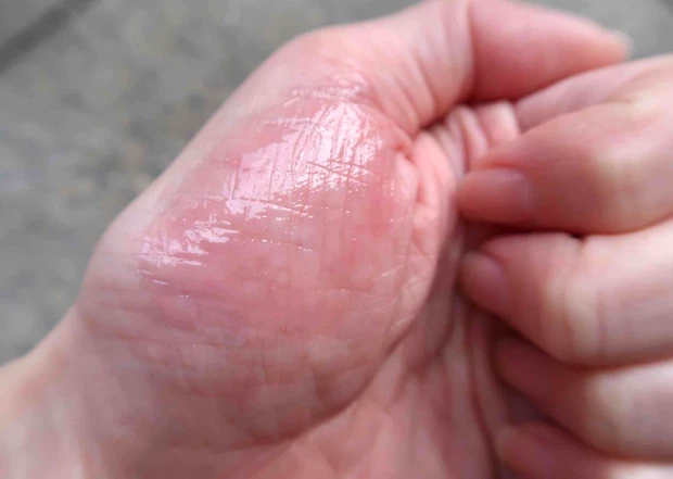 ロムアンド ジューシーフラッシュリップオイル 02 ベリーアップ 手