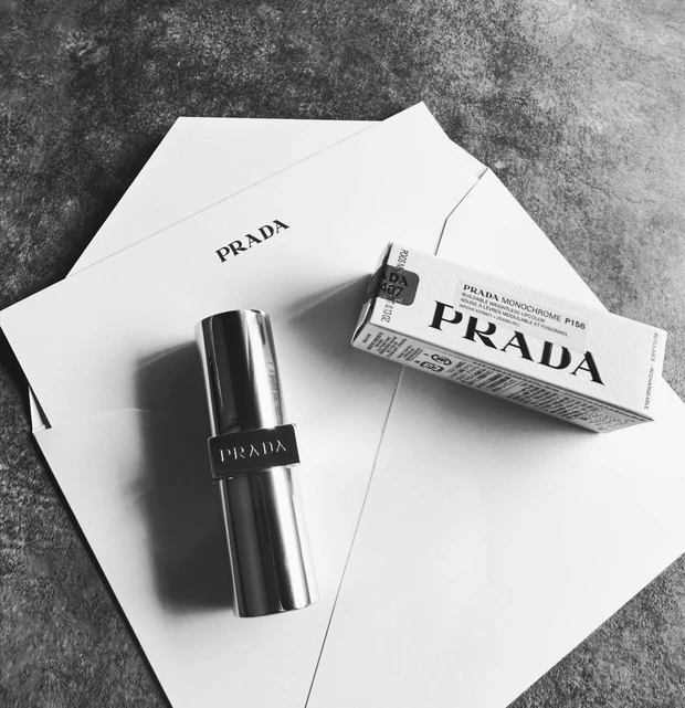 【PRADA BEAUTY（プラダビューティ）リップ】モノクローム　ウェイトレス　リップカラー（スムースナイロン）