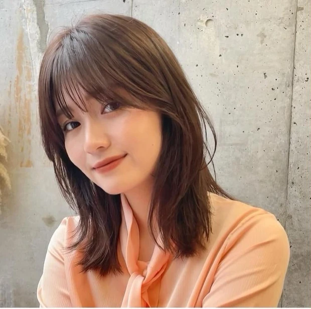 【9位】【切りっぱなしミディアム】レイヤーカットで小顔見え!面長さんに似合うふんわりミディアムヘア