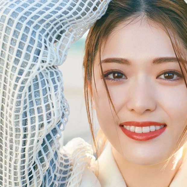  松村沙友理さんの春リップ。「鮮やかな赤、ちゅるちゅる質感の赤が気分です…