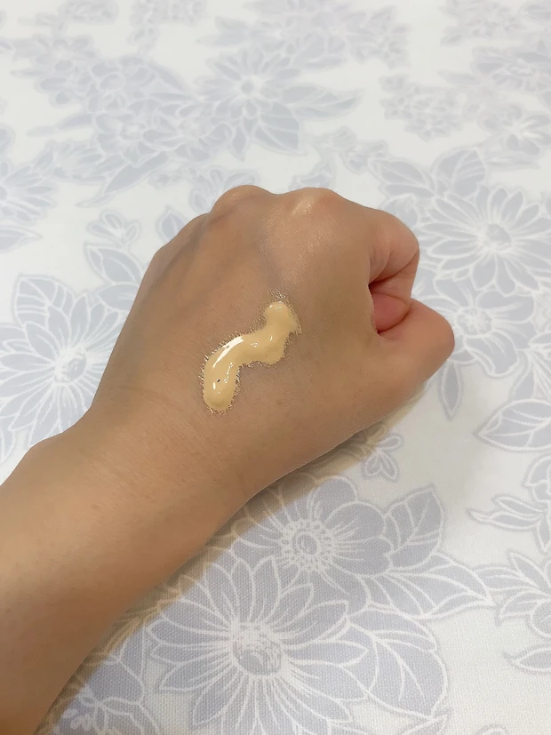 iniksのリキッド ファンデーション 10 ライトオークルのスウォッチ①