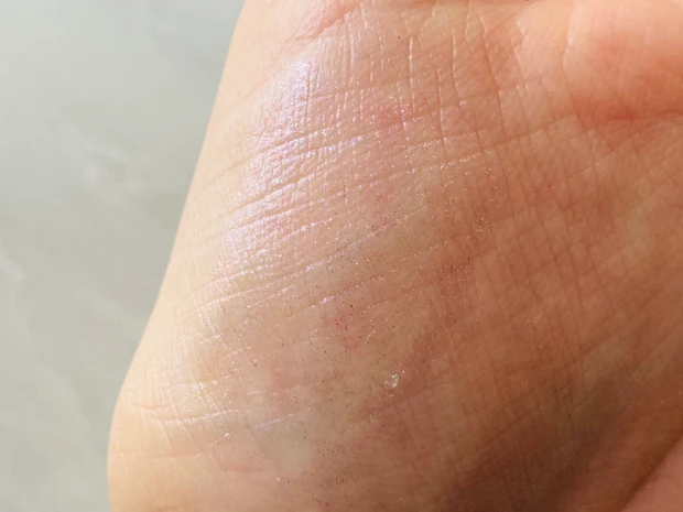 うるみリキッドライナーのWon02 クリアスイートピーのスウォッチ