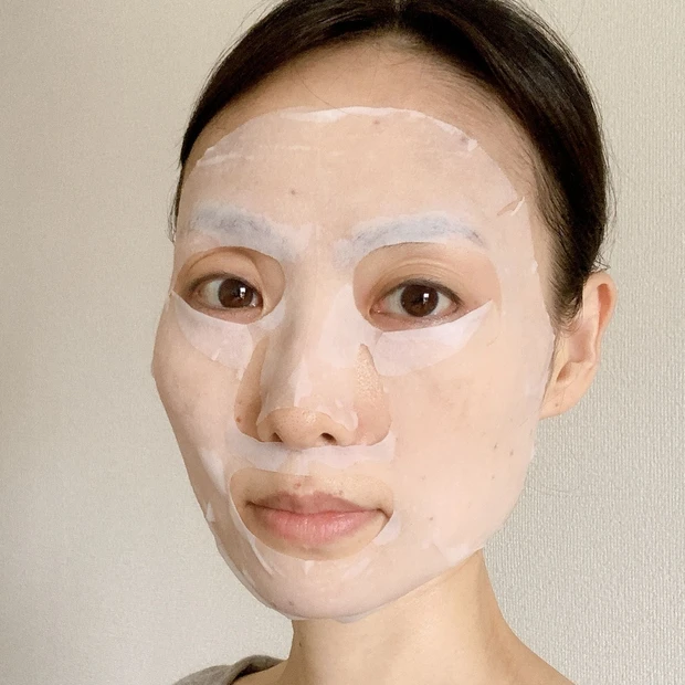 「メラノCC 集中対策プレミアムマスク」使用画像