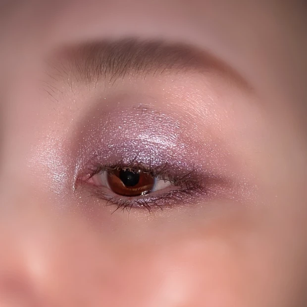 Diorホリデー限定 912 プラムパレードのアイメイク例。伏し目状態のまぶた全体に、プラムグラデーションが確認できる。