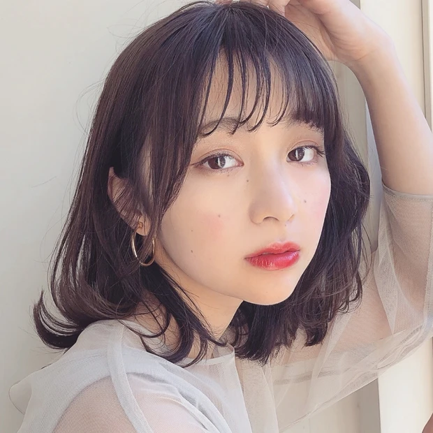 くびれ×外ハネカールの女っぽミディアムで、上質な色気を放ってみて!