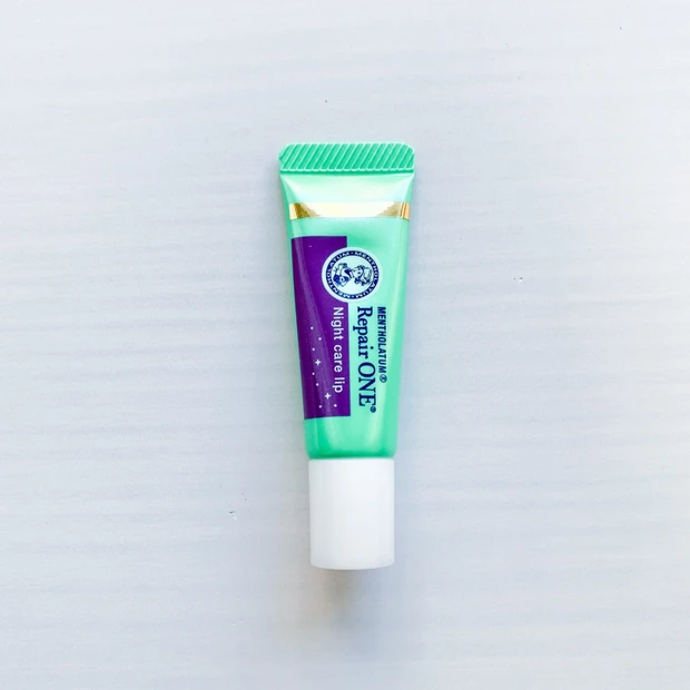 メンソレータム リペワン ナイトケアリップ（薬用）の単体写真。夜の集中ケアにおすすめのチューブタイプ。