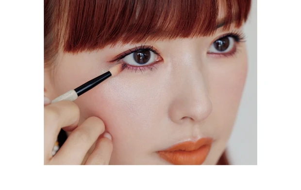 ペンシルをぼかしながら、じんわりと目もとを囲む