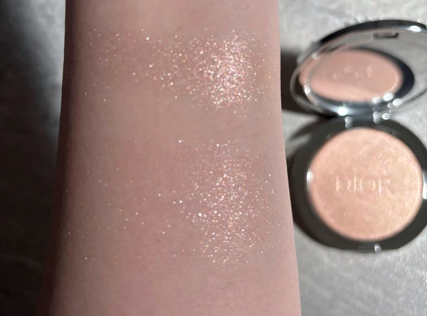 ディオール　Dior 2026 新作　限定 ディオールスキン フォーエヴァー グロウ ルミナイザー 003 サン-キスド サマーコレクション　夏　コスメ　てんとう虫　デイジー　ハイライト　サマコレ　夏コレ