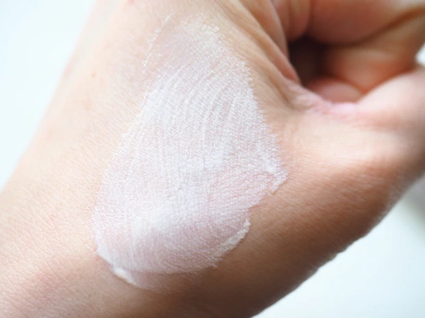 D-UVクリア ホワイトソリューション　テクスチャー２