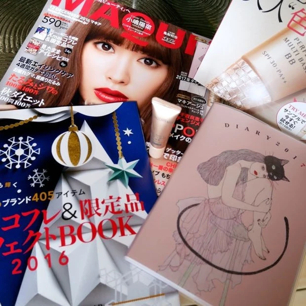 この手帳 もはや付録レベルを超えている。マキアージュ パーフェクトマルチベース BB(約14回分 ・チューブ入り30g)もついて590円、ありがとうマキア。