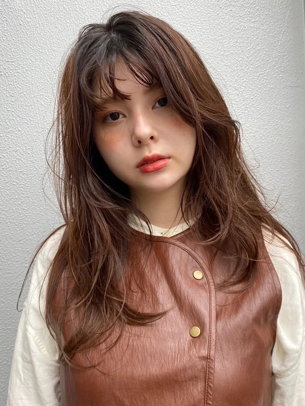 Belleの髪型・ヘアスタイルまとめ_ロングヘア_【ゆるふわロングヘア】可愛さと今っぽさを両立!束感バングが決め手のウェーブロングスタイル