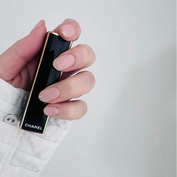 【5位】ハレの日にもおすすめ♪話題沸騰中の「バレエコアネイル」