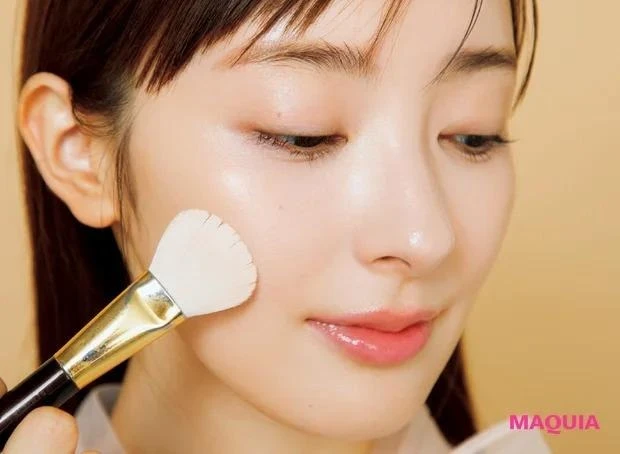 必ず盛れる! ウォン・ジョンヨさんのベースメイク仕込みテク_2.下地&ファンデーションはブラシ塗りで密着力UP!_1