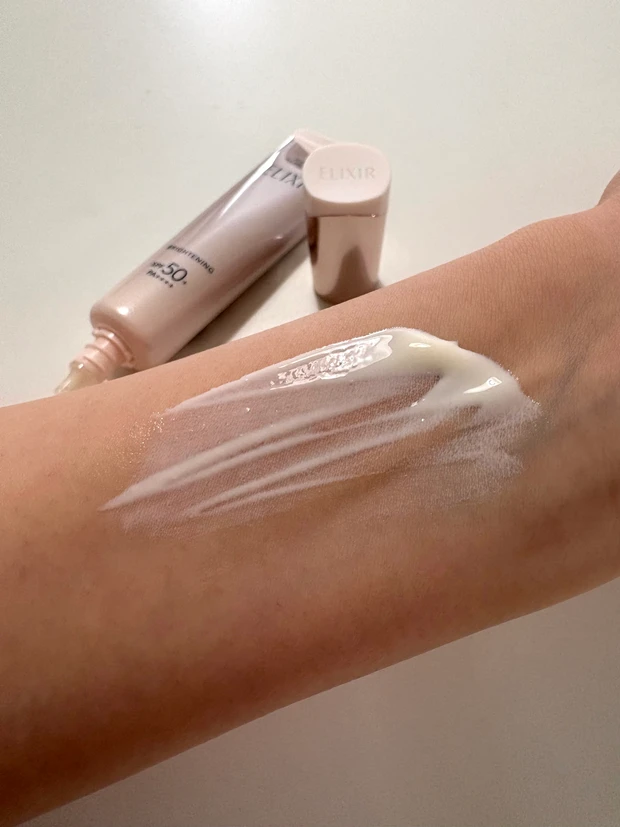 【エリクシール】忙しい朝でも手軽に「ふっくらツヤ肌♡」 ドラストで買えるデパコス級の1本_1_1