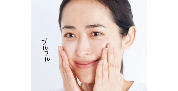 黄ぐすみ対策コスメは、手のひらを当て、小刻みにゆらすプルプルづけで肌の奥に成分を届けて。