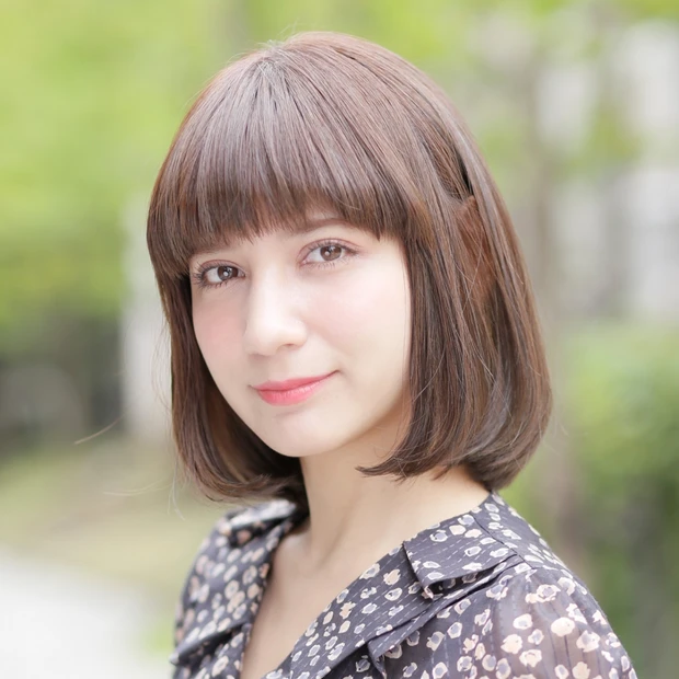 見惚れるツヤ感！ 小顔も目力アップも叶える、大人可愛いカジュアルボブ