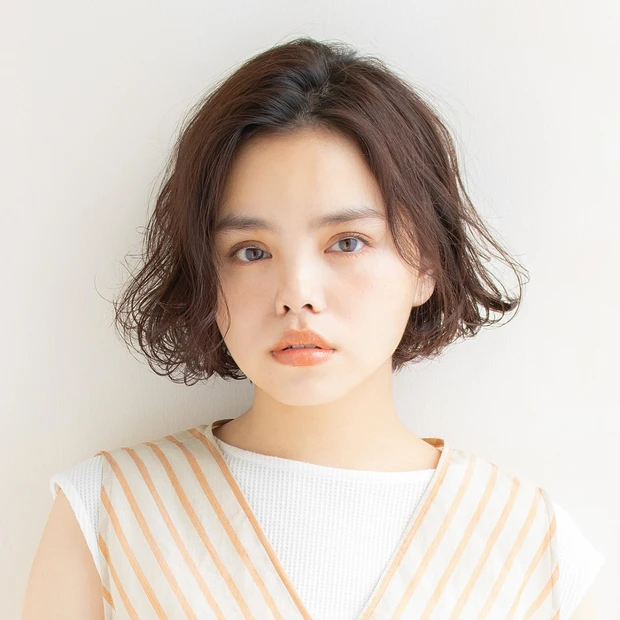 可愛さの中にエッジィな魅力が光る、大人おしゃれなウェーブボブ
