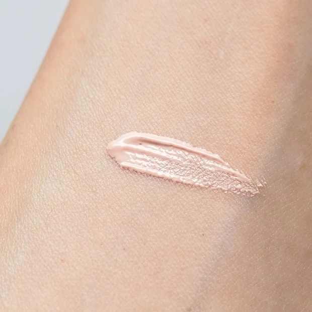 「ルナソル グロウイングトリートメントリクイド 01」の発色