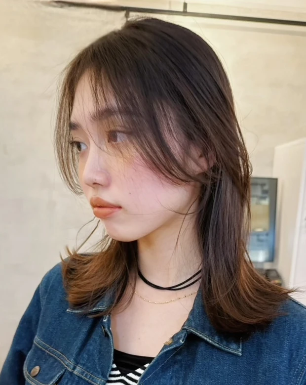 髪型　ミディアムレイヤー　ミディアムヘア　サイドバング　サイド