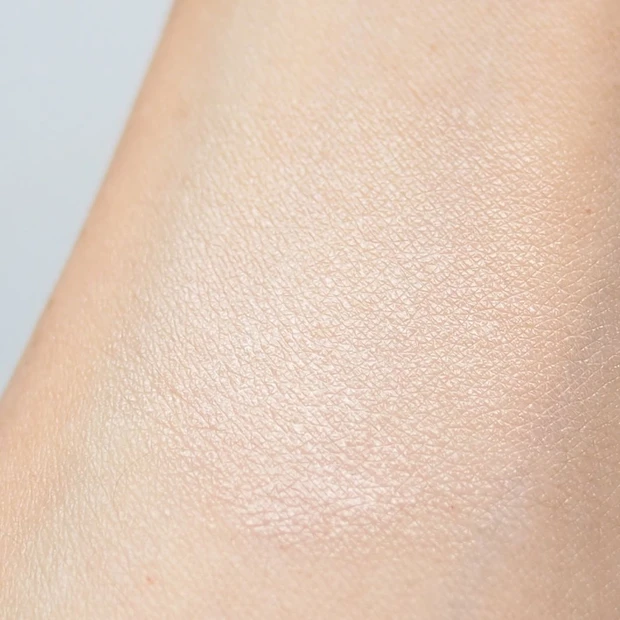 「ルナソル グロウイングトリートメントリクイド 01」の発色