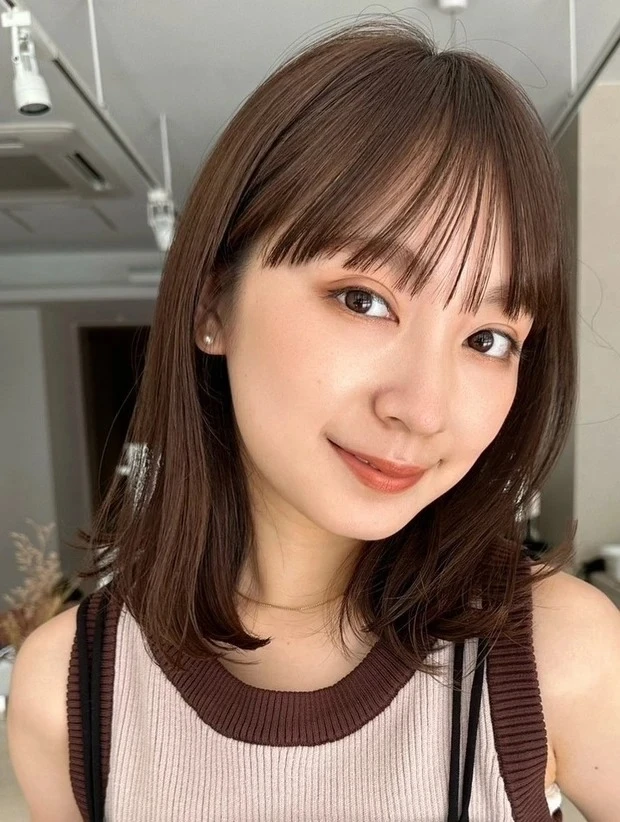 伸ばしかけ　髪型　ロブ　抜け感たっぷりのリラクシーなロブスタイル