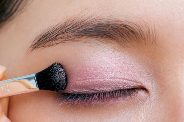 ピンクのアイパレットで作るおすすめピンクメイク5選_3.「低温ピンク」で媚びない甘さを手に入れるピンクメイク_2