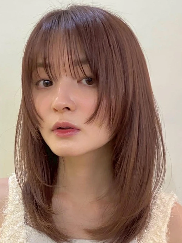 冬 ヘアカラー 明るめ マロンベージュ ミディアムレイヤー