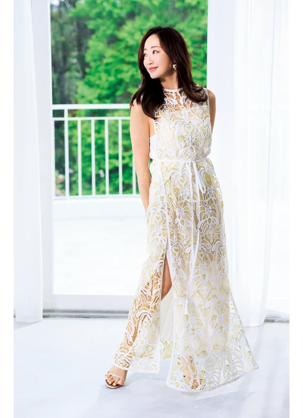 上質なレースワンピで全身の軽やかさを後押し